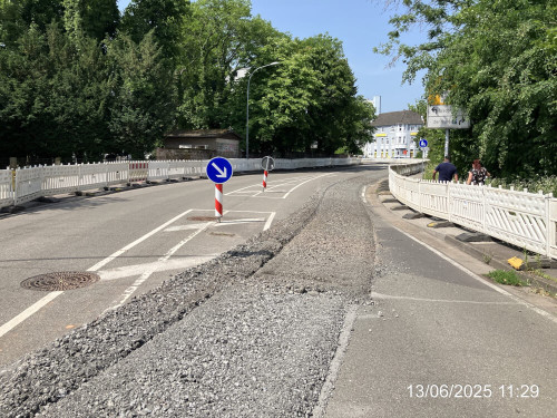 Auf diesem Bild sieht man aufgefrästen Straßenbelag in der Walter-Bloch-Straße.