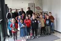 Einer Gruppe von Grundschüler:innen posierten anlässlich der Trinkbrunnenspende mit Dr. Ralf Levacher, OB Marc Speicher, Bürgermeister Carsten Quirin, Beigeordneter Gerald Purucker.